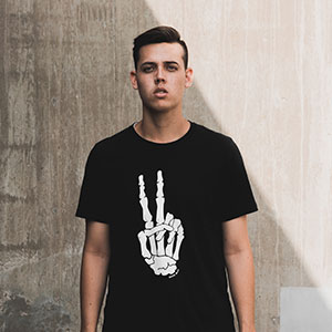 Camiseta preta estampada café