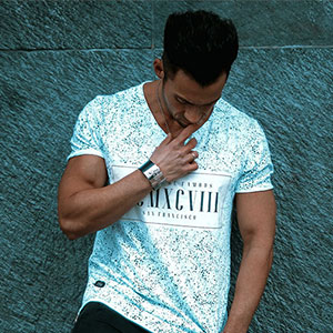 Camiseta com estampa verde-azulada escura